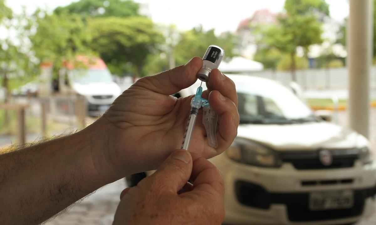 Astrazeneca em falta em 93 cidades de MG; BH aplica 3ª dose para 67 anos - Edesio Ferreira/EM/D.A Press. Brasil