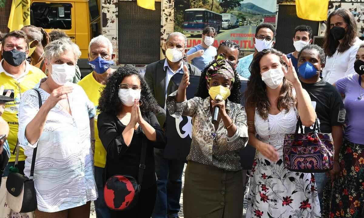 Deputada ameaçada recebe apoio: 'Mexeu com Andréia, mexeu com todas' - Luiz Santana/ALMG