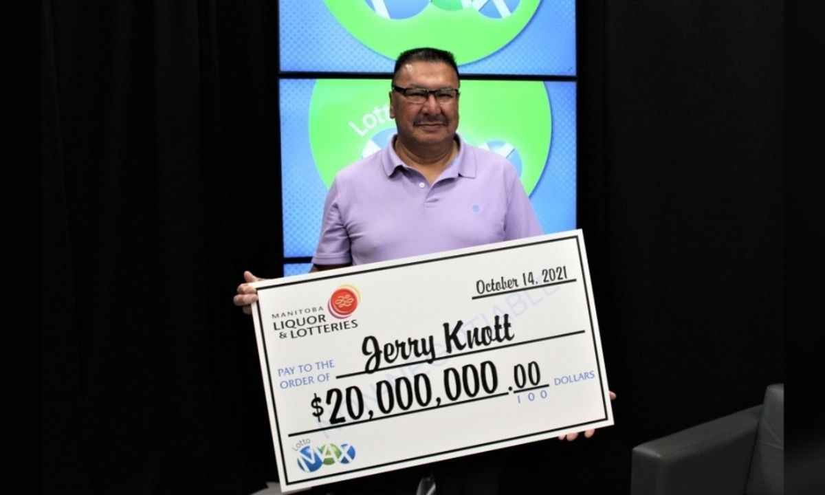 Homem vai abastecer e descobre que ganhou R$ 110 milhões na loteria - Lotto Max/Reprodução 