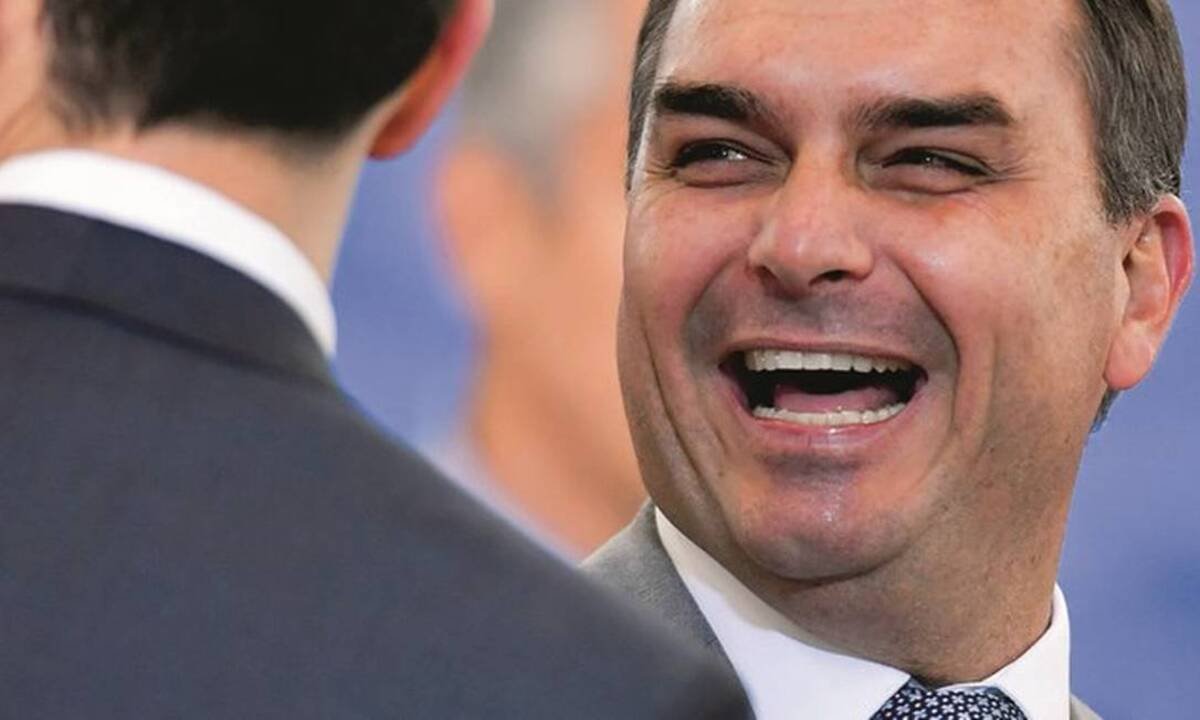 Flávio diz que 'nunca quis privilégio' por ser filho de Bolsonaro - AFP