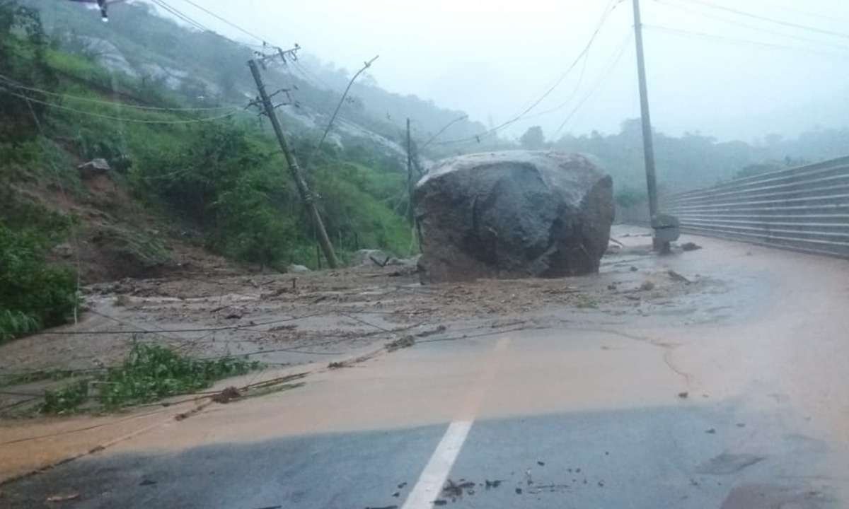 Fortes chuvas provocam quedas de barreira e interditam a BR-381, em Timóteo - Reprodução Redes Sociais