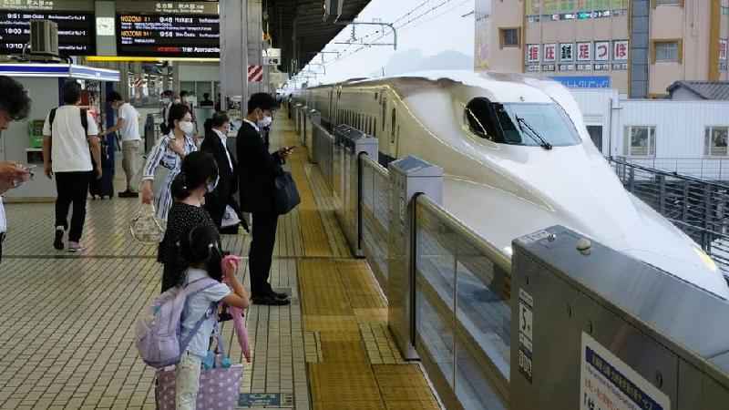 Condutor multado em R$ 2,70 por atraso de 1 minuto em trem processa empresa no Japão - Getty Images
