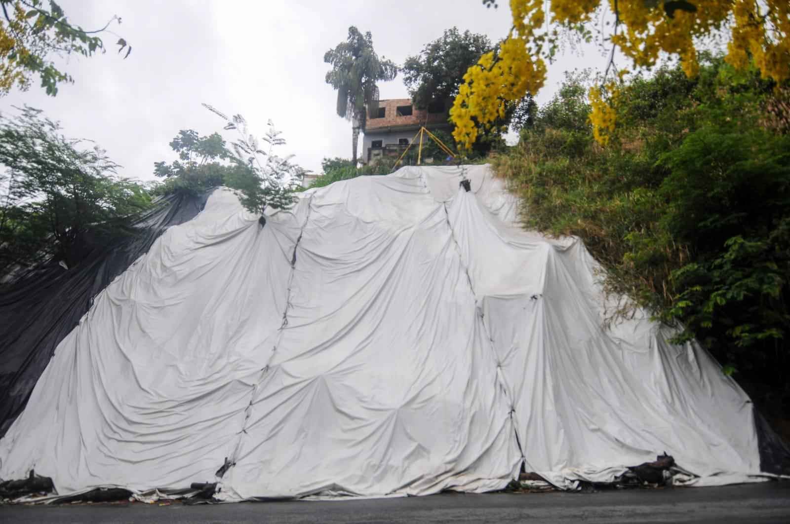 Barranco no Bairro Luxemburgo, em BH, deixa moradores em alerta - Leandro Couri/EM/D.A Press