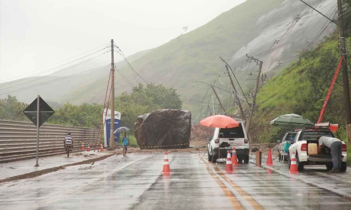 BR-381 tem trecho liberado, mas outro continua fechado com duas rochas - PMT/Divulgação