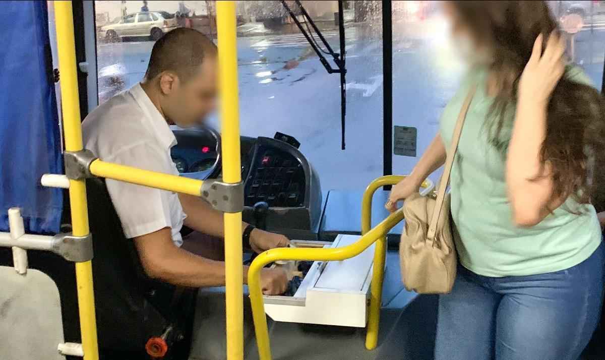 Motorista de ônibus faz função de trocador em Timóteo em horário de pico - Layara Andrade/Especial EM