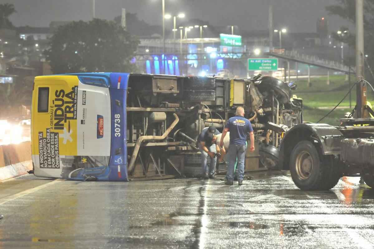 Ônibus tomba no Viaduto São Francisco e fecha Anel Rodoviário de BH - Marcos Vieira/EM/D.A Press