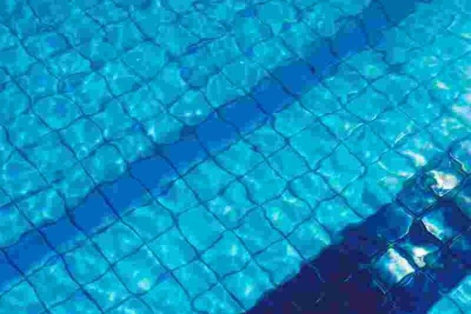 Menina se afoga e morre em piscina de casa; cabelo teria sido sugado - Unsplash