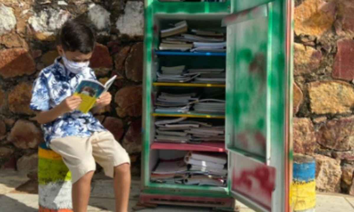 Criança de 7 anos cria 'geladeira cultural' e fomenta a leitura no Ceará - Daniel Trévia/Razões Para Acreditar/Reprodução 