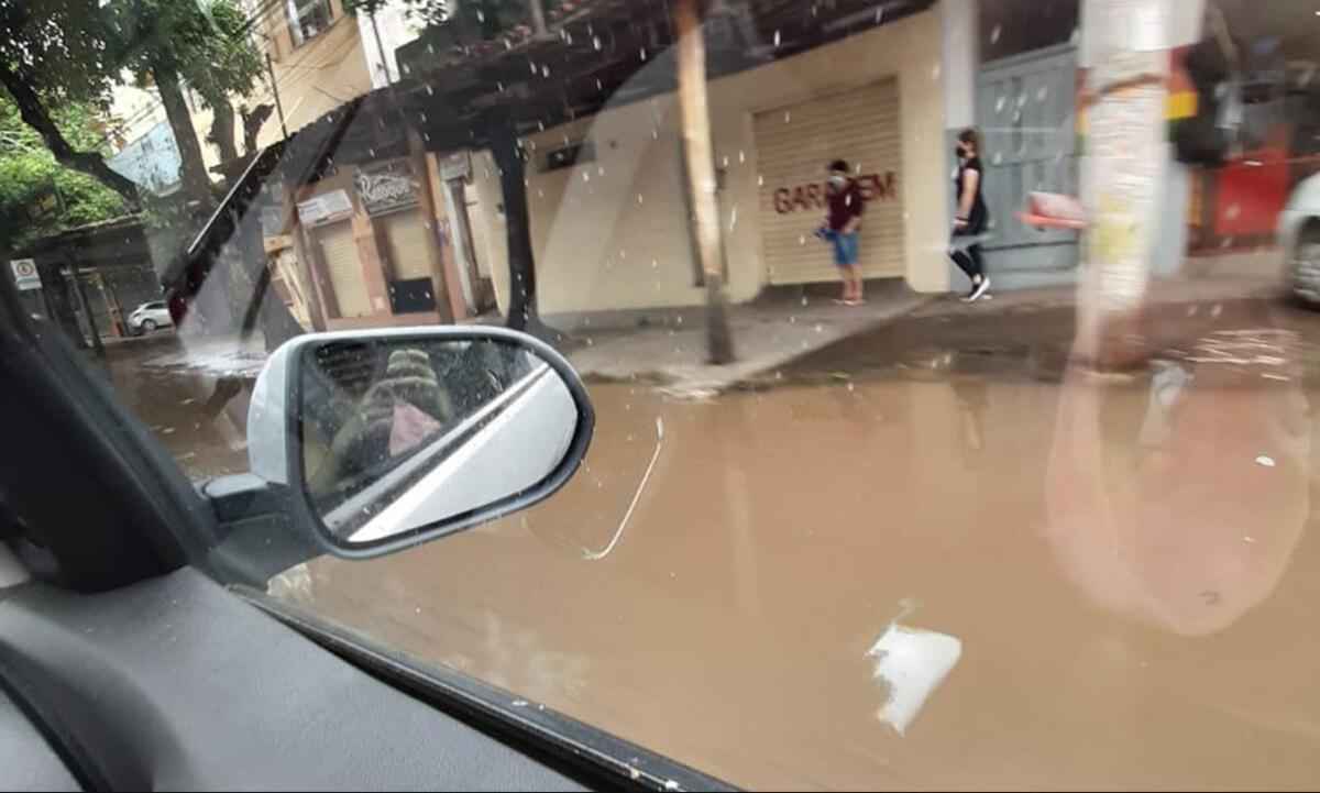 Furto de grelhas das bocas-de-lobo coloca população em risco, em Valadares - Wilma Silva/Divulgação