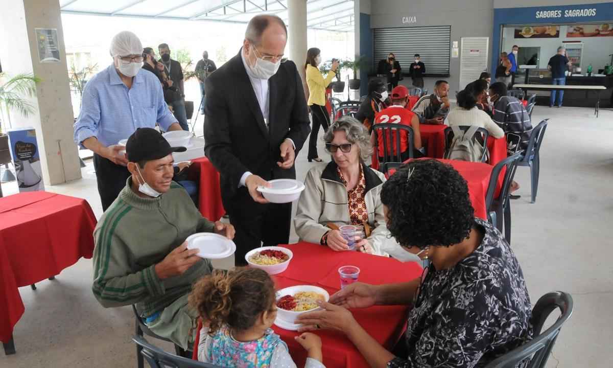 Na Catedral de BH, dom Walmor almoça com pessoas em trajetória de rua - Juarez Rodrigues/EM/DA Press
