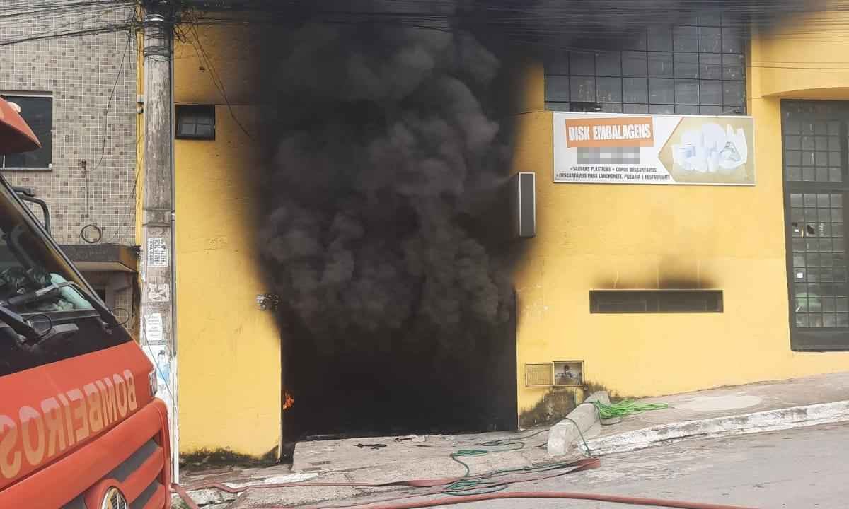 Loja de embalagens pega fogo em Nova Serrana - Guarda Civil Municipal de Nova Serrana/Divulgação