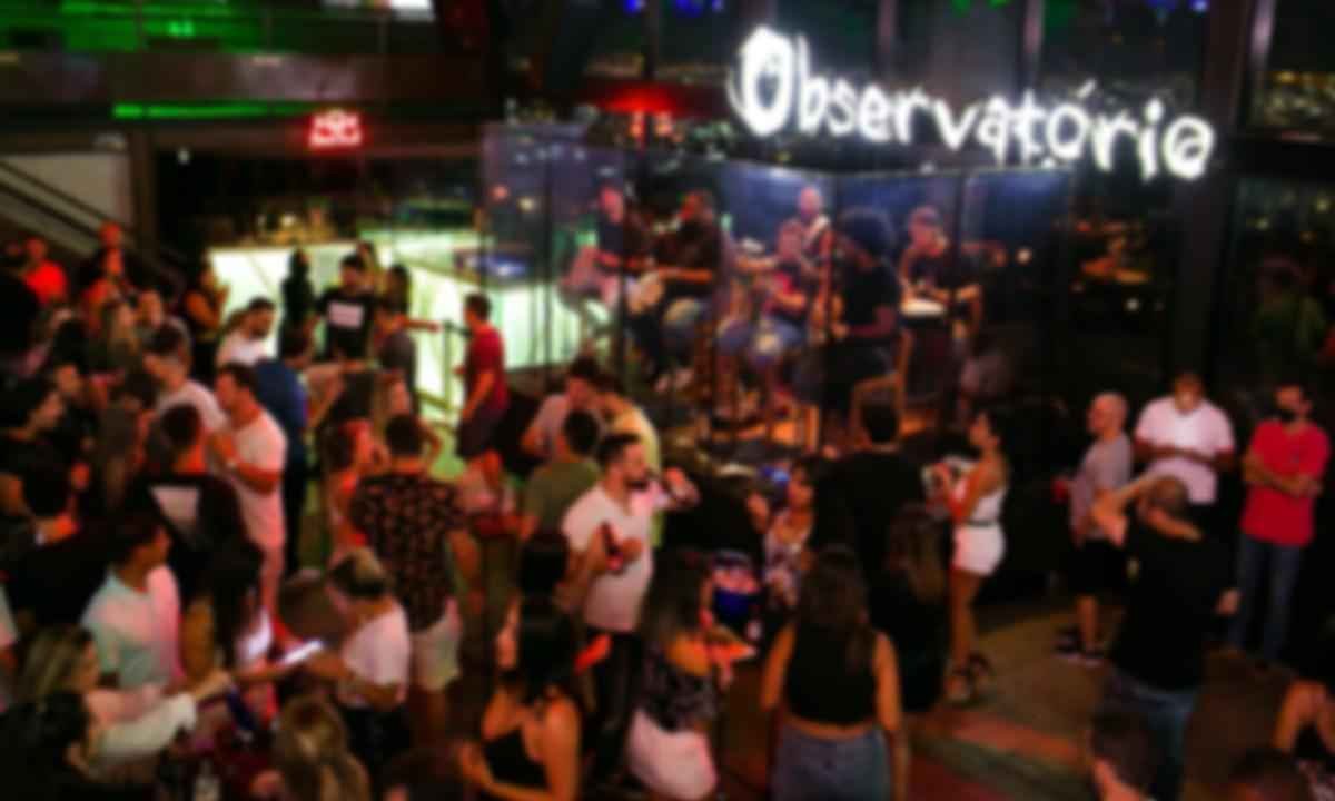 Homem arruma confusão e importuna sexualmente segurança em boate - Reprodução/Observatório/Facebook 