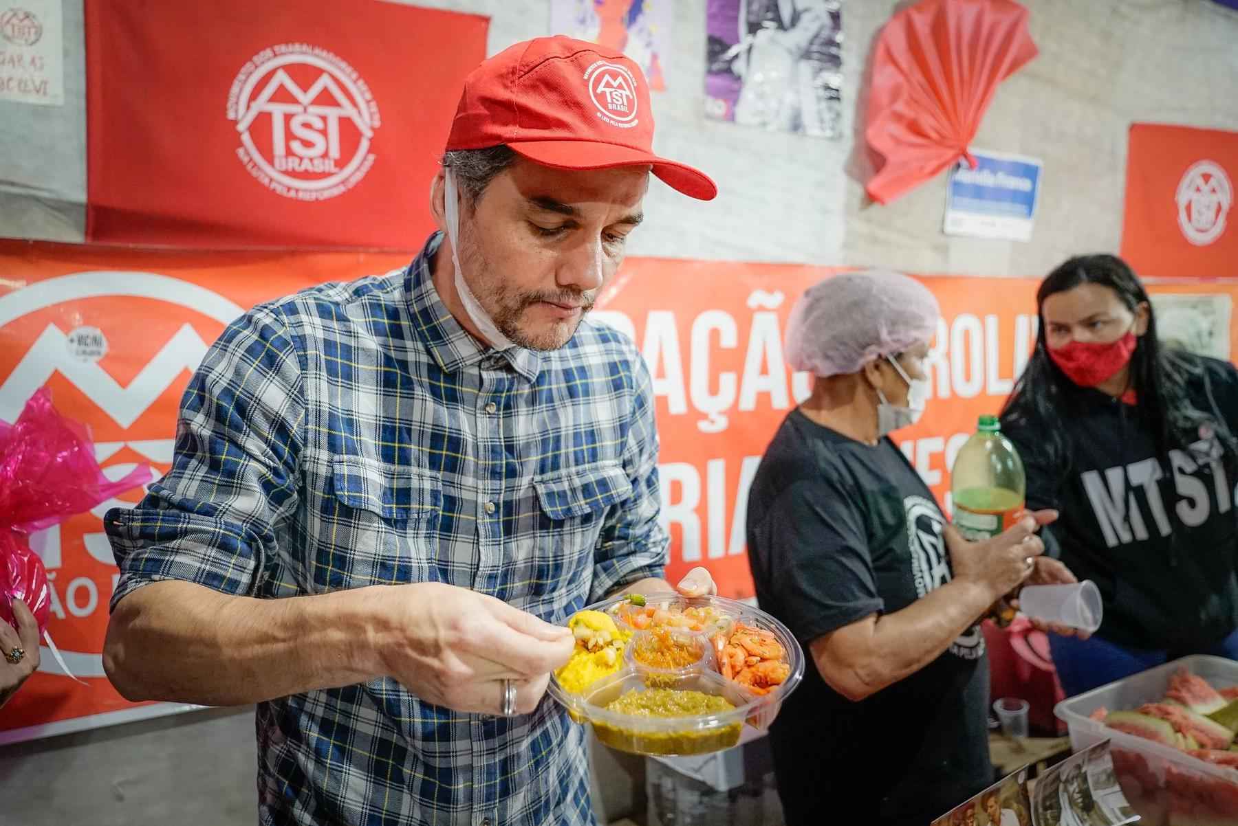 Eduardo Bolsonaro debocha de camarão do MTST, mas alimento foi doado - MTST/Divulgação