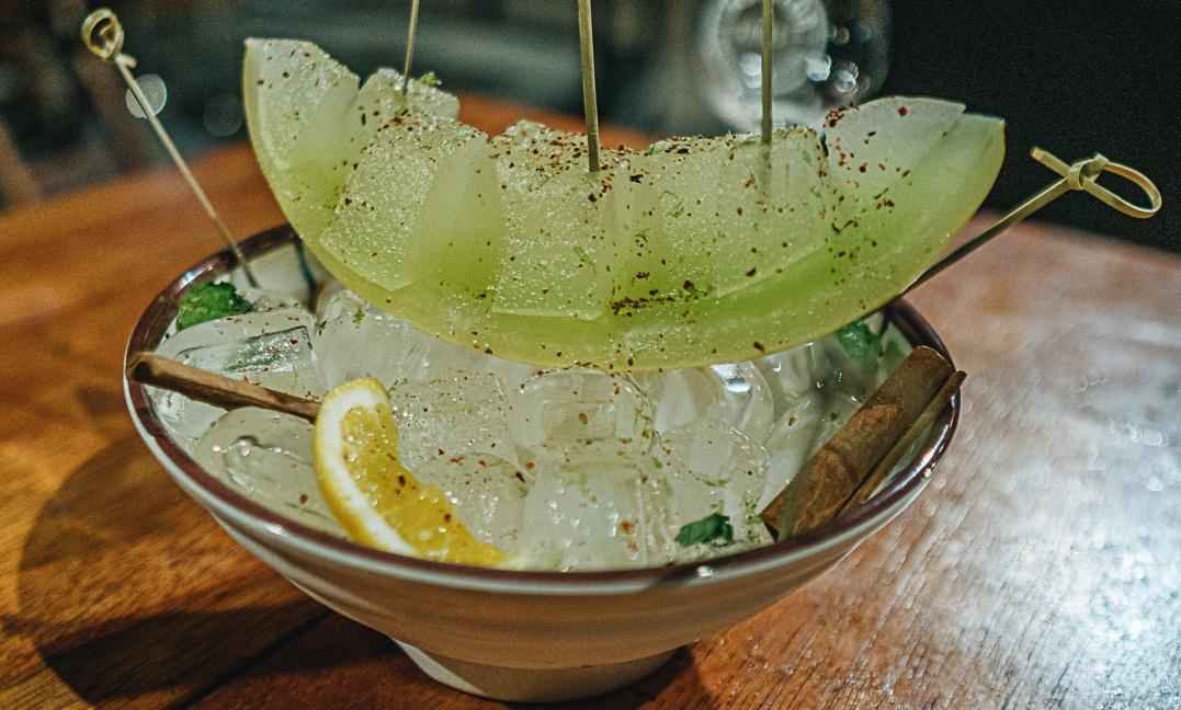 Bar com mesas na calçada serve o melhor da comida de rua asiática - Estúdio Grampo/Divulgação