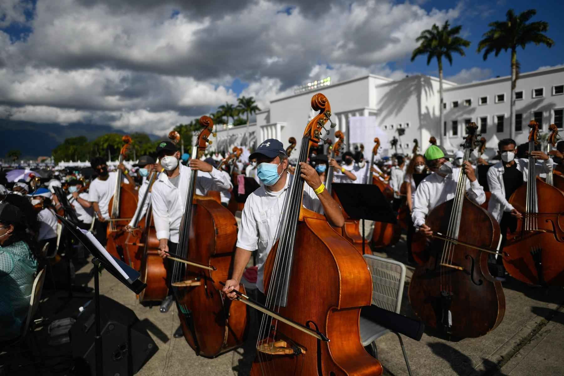 Orquestra com 12 mil músicos venezuelanos tenta entrar no Guinness - Federico Parra/AFP