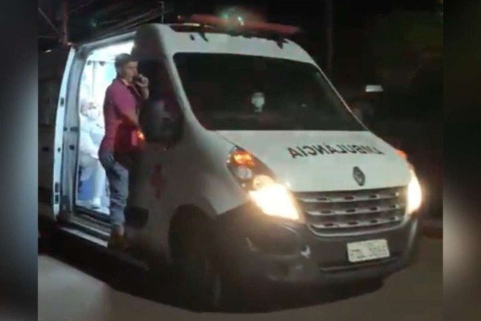 'Carro da vacina' vai em busca de não imunizados em SP; veja vídeo  - "Se você ainda não tomou a primeira dose da vacina ou está com a segunda dose em atraso, aproveite a oportunidade e venha se vacinar", convida "carro da vacina" em Palmital (SP) 