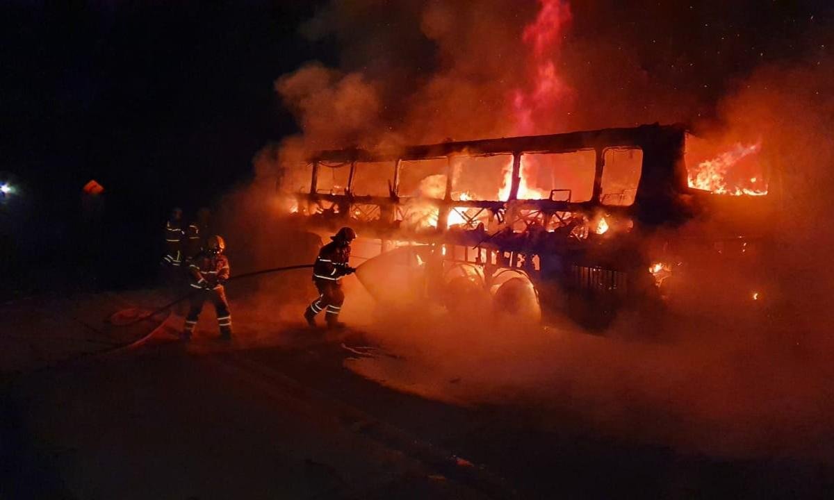 Motorista escuta barulho e evita tragédia com 50 passageiros na 040 - Corpo de Bombeiros/Divulgação