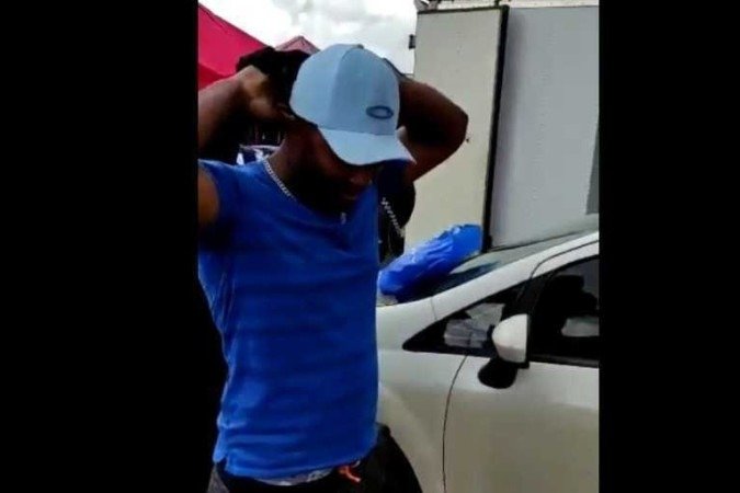 Homem que se masturbou em ponto de ônibus já foi acusado de estupro - Vídeo/Reprodução