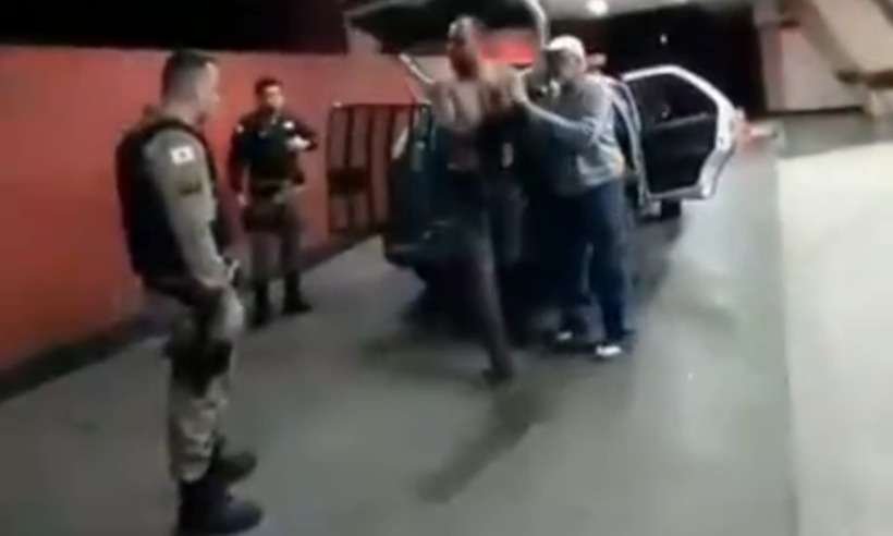 Vídeo mostra momento em que homem surtado agride PM e é baleado - Reprodução/Redes Sociais