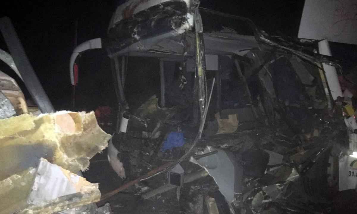 Ônibus de Minas bate em caminhão na Bahia e três pessoas morrem - Polícia Militar/Divulgação