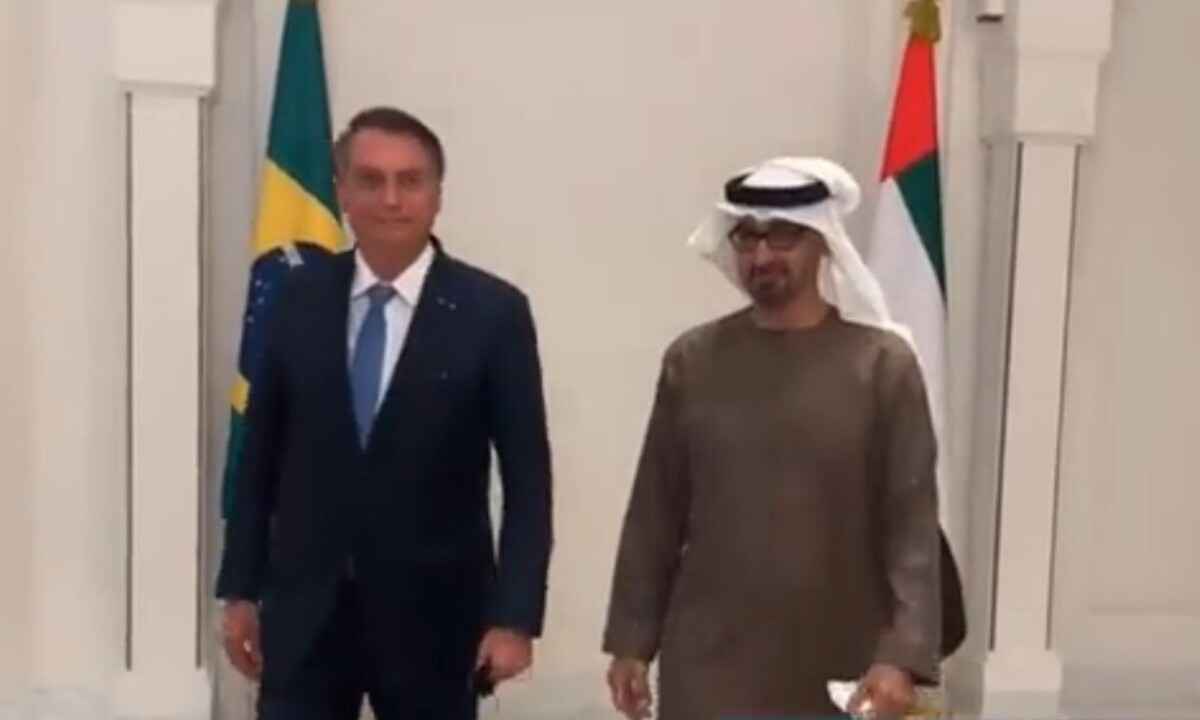 'Pareciam bons amigos', diz Eduardo sobre encontro de Bolsonaro e bin Zayed - Reprodução/Twitter Eduardo Bolsonaro