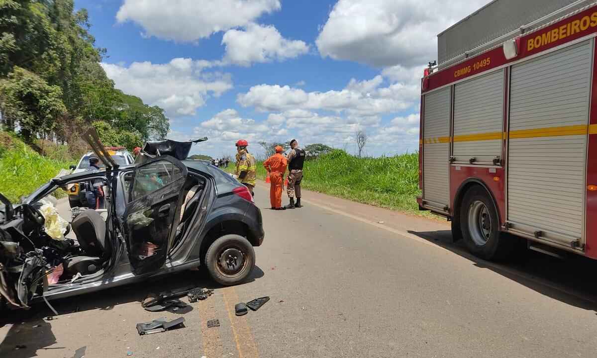 Duas pessoas morrem após batida entre carro e carreta na MG-444 - Corpo de Bombeiros de Minas Gerais/Divulgação++++