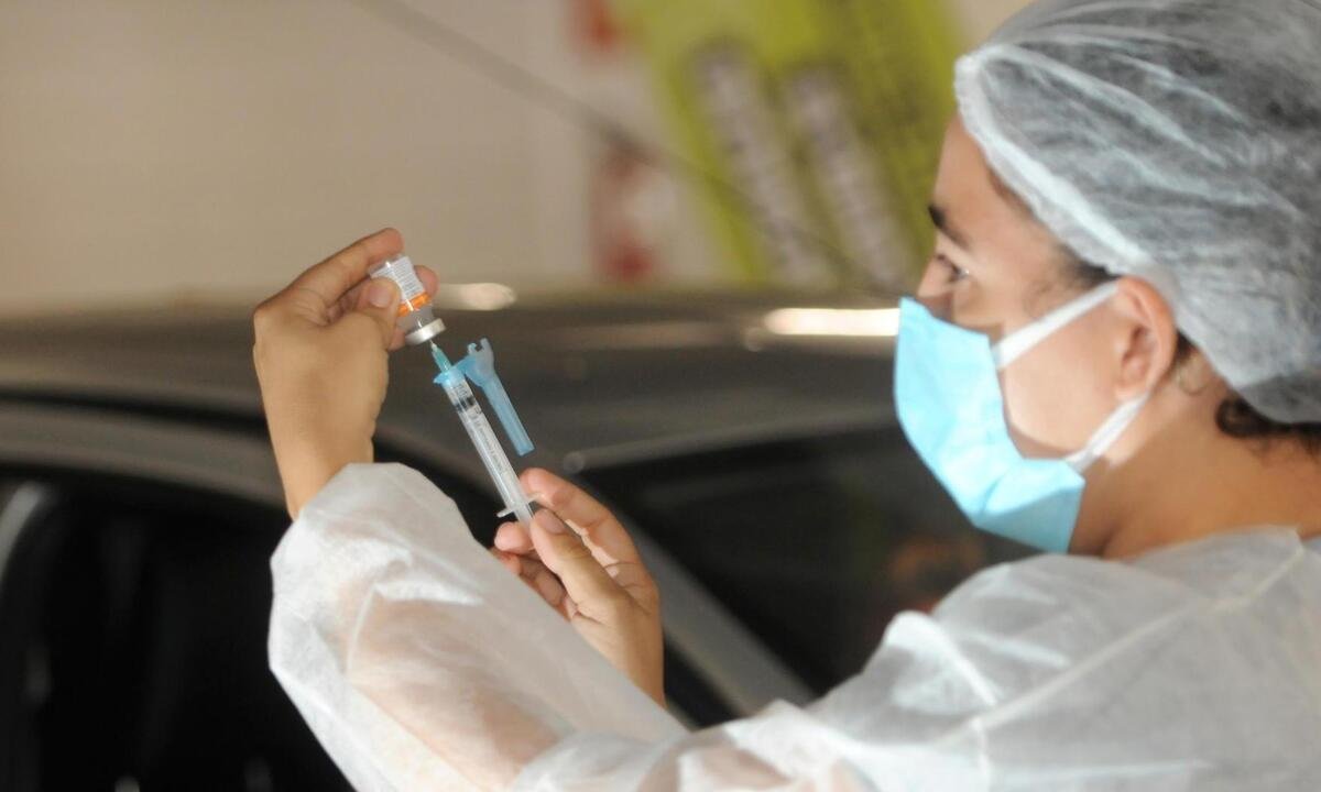 BH aplica dose de reforço para trabalhadores da saúde; veja locais  - Leandro Couri/EM/DA Press