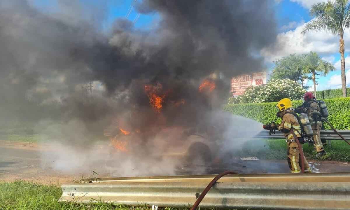Vídeo: Carro pega fogo após acidente na BR-050 - Corpo de Bombeiros/ Divulgação 