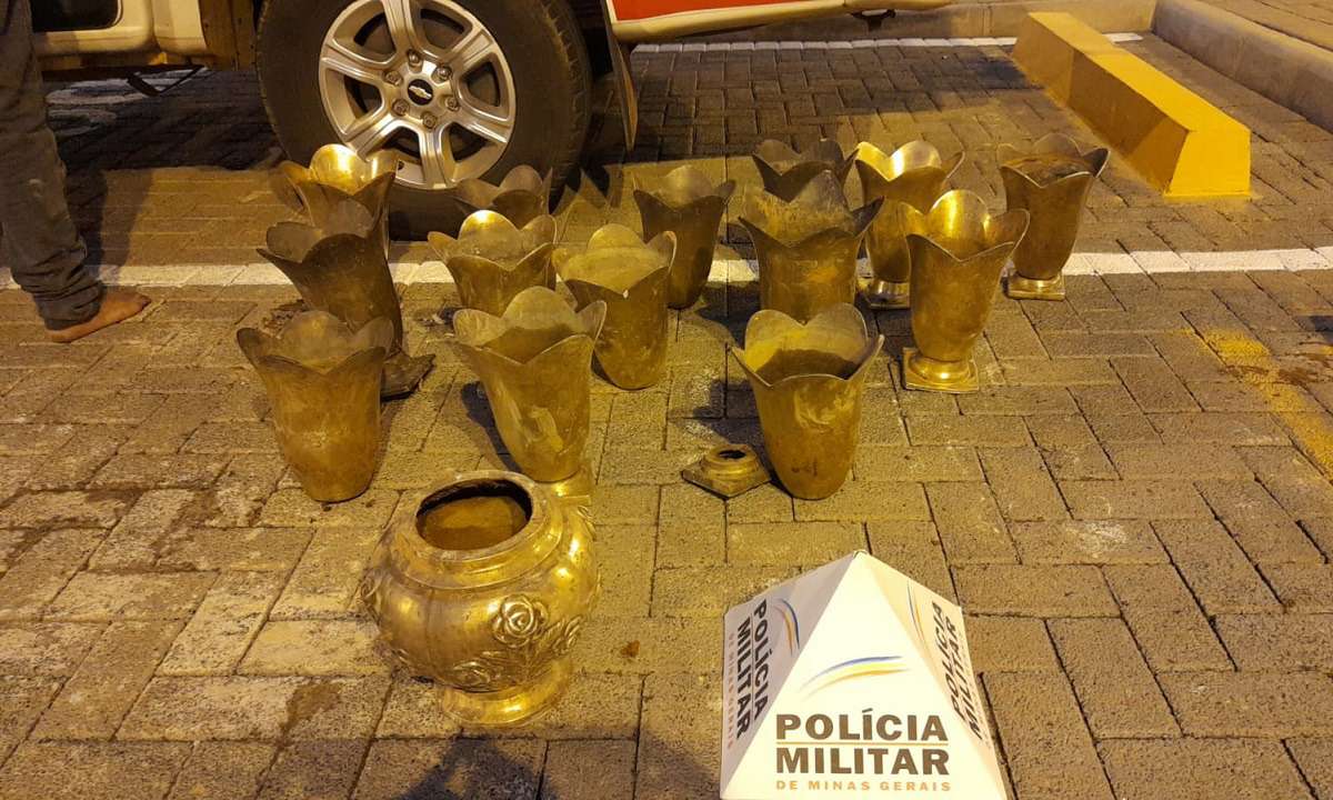 Três pessoas são presas por furtar enfeites de tumbas - Divulgação/PMMG