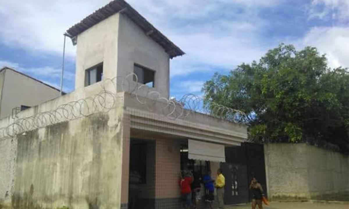 Advogada é presa ao ser flagrada tentando entregar serra a um detento - Roberto Higino/Divulgação