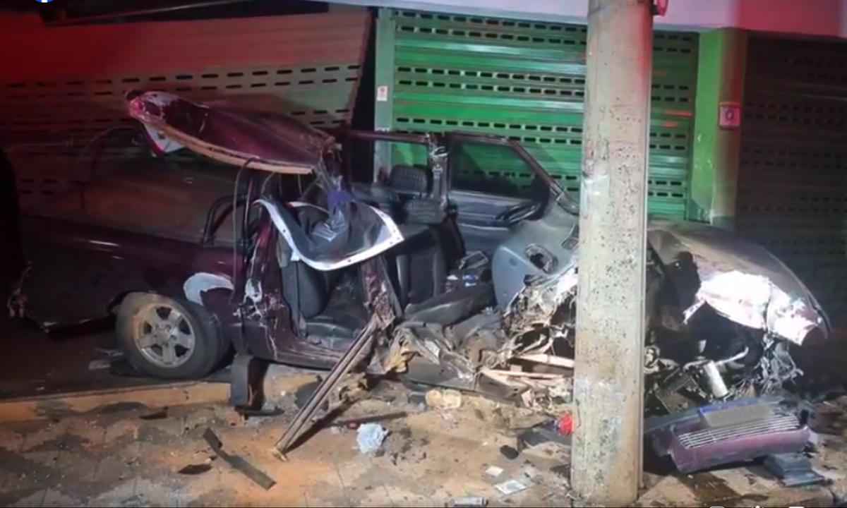 Caminhonete bate forte em prédio, motor é arrancado e motorista sobrevive - WhatsApp/Uberaba