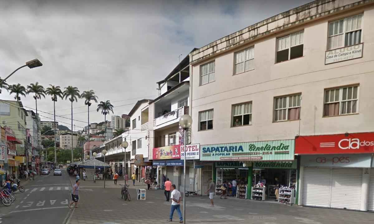 Homem com faca tenta tomar imóvel de inquilino e polícia prende os dois - Google Street View