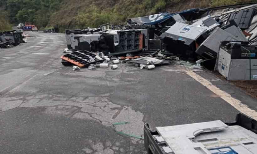 Caminhão capota e motorista morre ao ser arremessado para fora da cabine - CBMMG/Divulgação