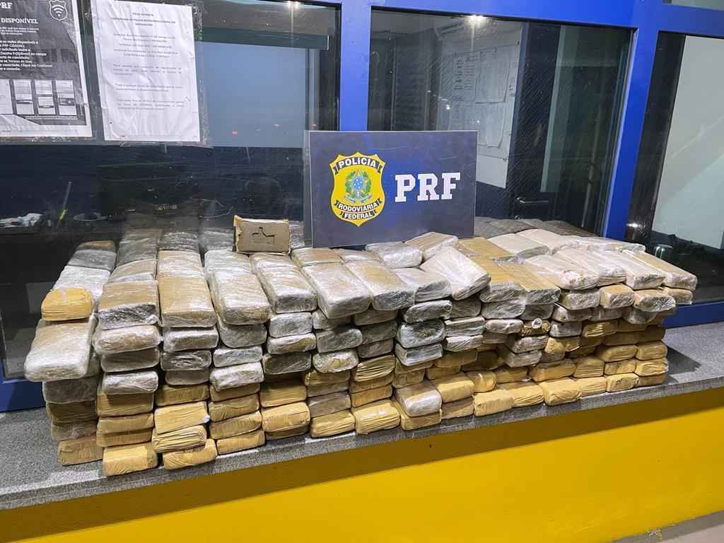 PRF prende homem de 21 anos com 120 quilos de maconha em rodovia mineira - PRF/Divulgação