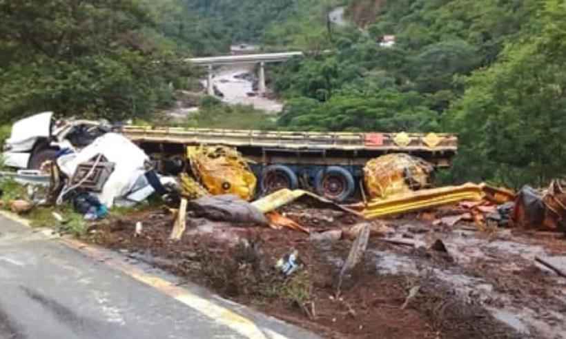 Carona de caminhão que transportava líquido corrosivo morre em capotamento - CBMMG/Divulgação