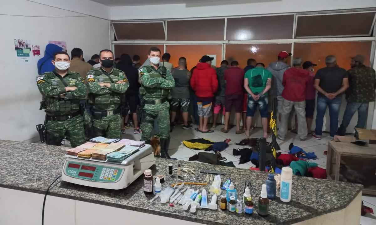 Polícia fecha rinha de galos e prende 2 militares do Exército e 29 civis - PM de Meio Ambiente/Divulgação