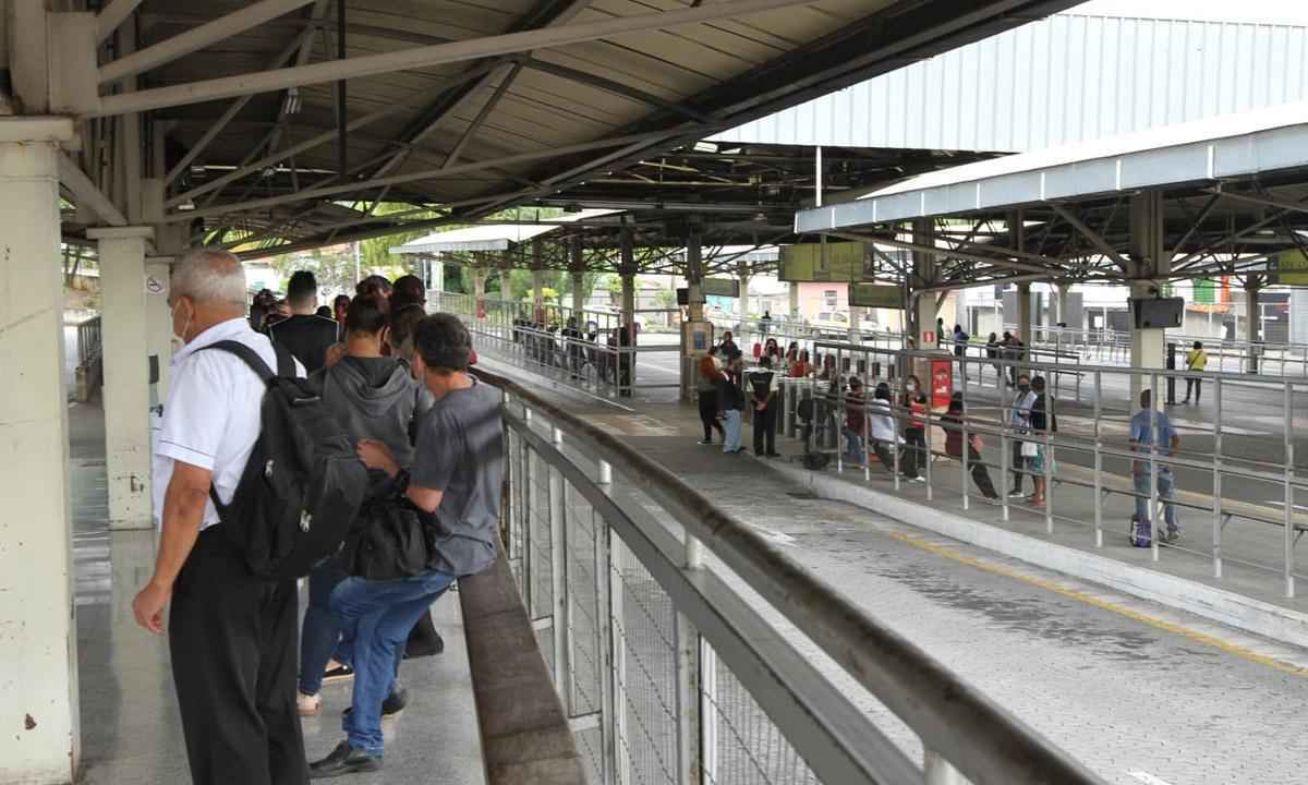 Com motoristas em greve, passageiros ficam ilhados na Estação Venda Nova - Jair Amaral/EM/DA Press