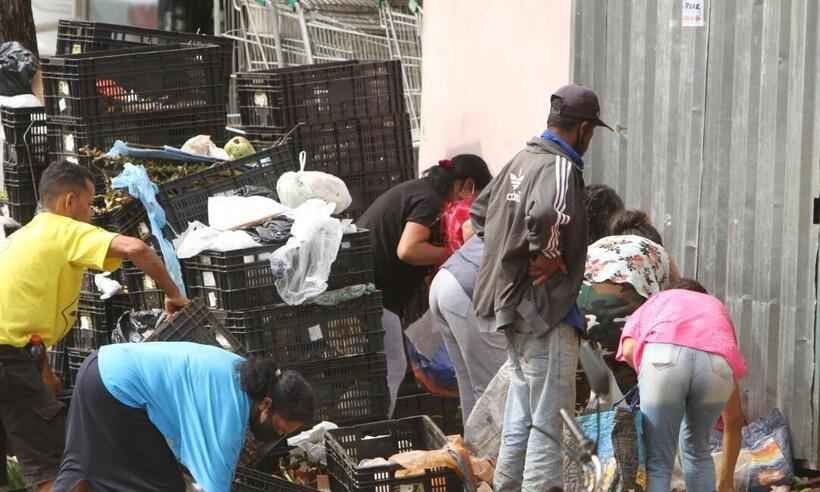 Famílias recorrem a sobras de sacolão em BH para ajudar em casa - Edésio Ferreira/EM/D.A Press