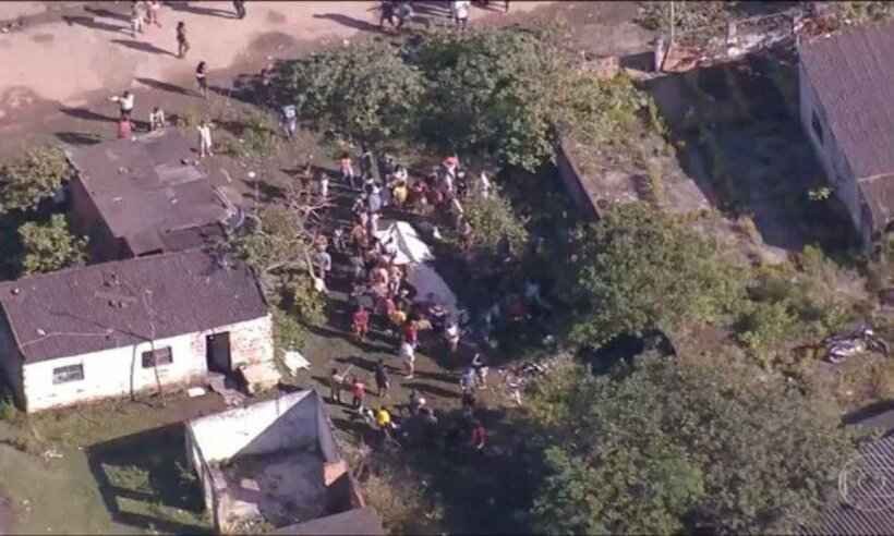 Moradores retiram pelo menos 8 corpos de manguezal no Complexo do Salgueiro - Reprodução/ TV Globo