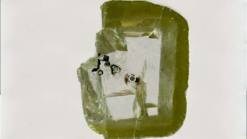 O mineral nunca visto antes encontrado dentro de um diamante - Aaron Celestian/NHMLA