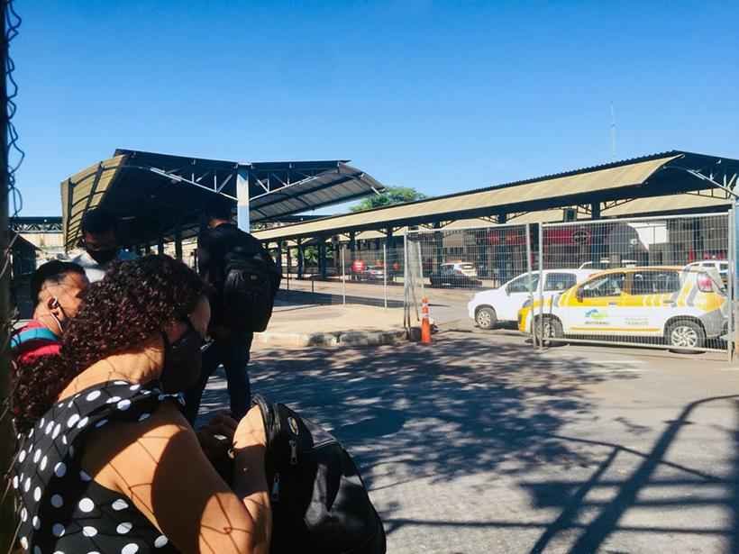 Condutor de aplicativo deixa passageiro esperar até preço aproximar de táxi - Edésio Ferreira/EM/D.A.Press