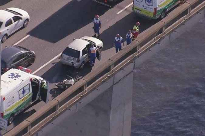 Motociclista morre após cair da Ponte Rio-Niterói -  TV Globo/ reprodução