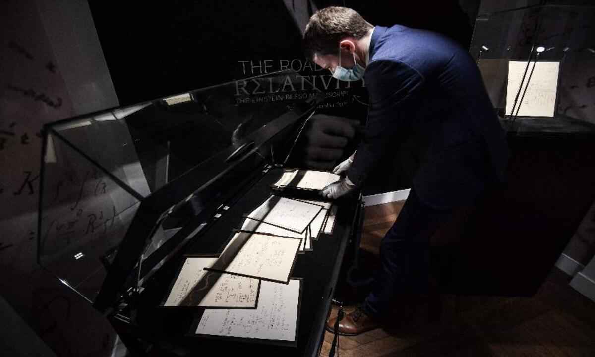 Recorde: Manuscrito de Einstein é arrematado em leilão por R$ 72,7 milhões - ALAIN JOCARD/ AFP