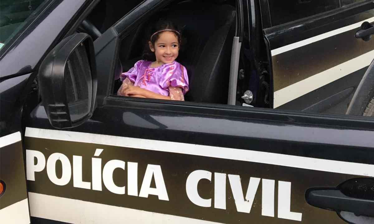 'Princesa' Malu realiza o sonho de conhecer uma delegacia de polícia - Polícia Civil/Divulgação
