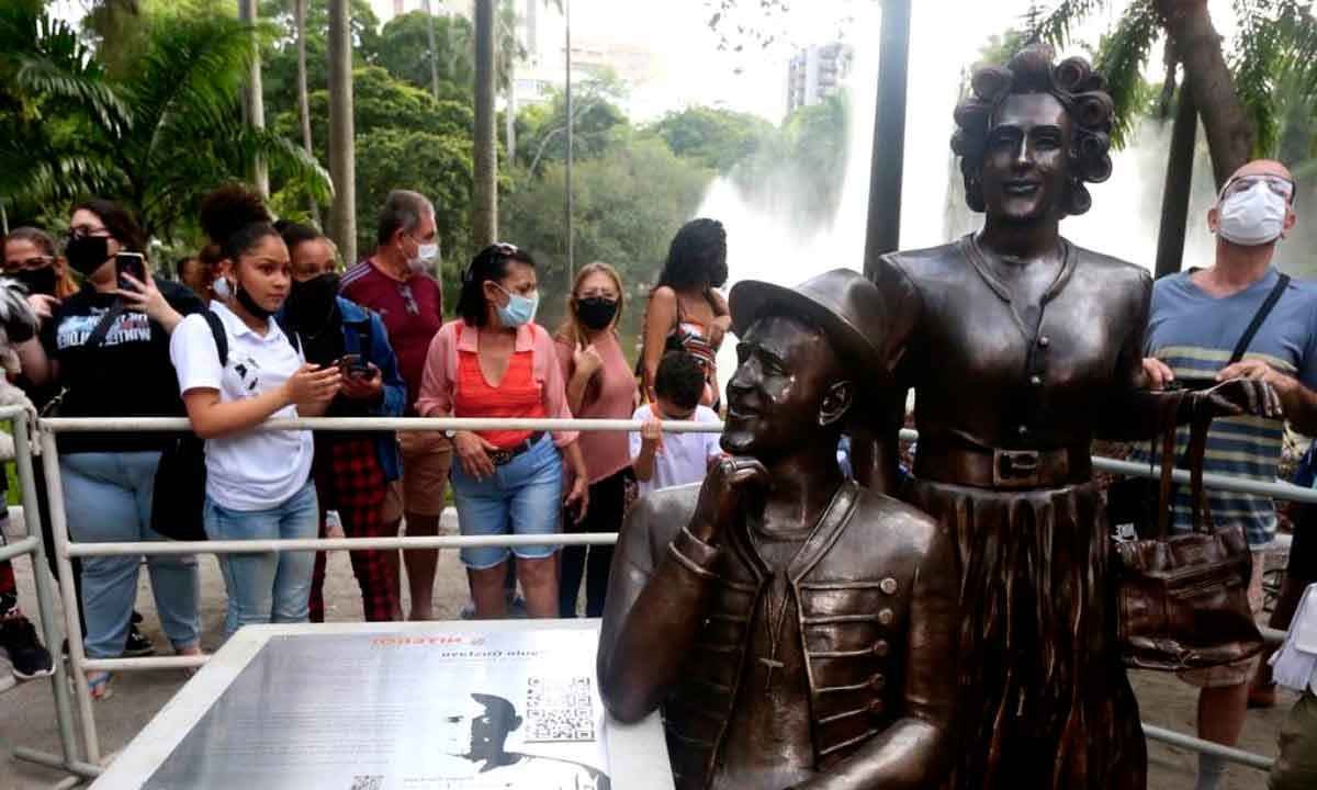 Dona Hermínia e Paulo Gustavo viraram estátuas em Niterói - Douglas Macedo/Prefeitura de Niterói