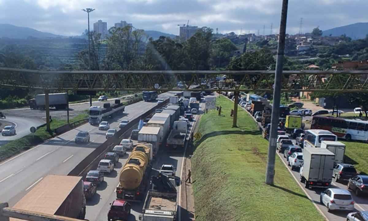 Acidente entre moto e caminhão deixa trânsito lento no Anel Rodoviário - Luciana Souza/Divulgação