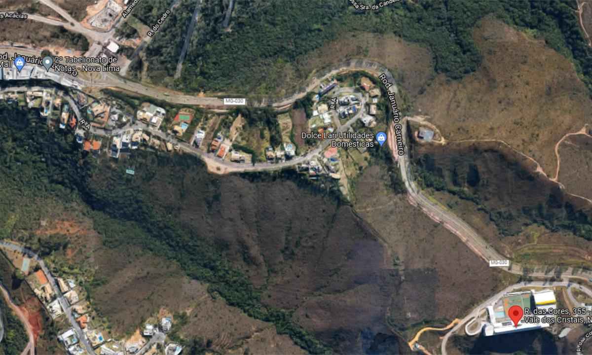 Mulher capota carro de luxo e quase cai de ribanceira - Reprodução da internet/Google Maps