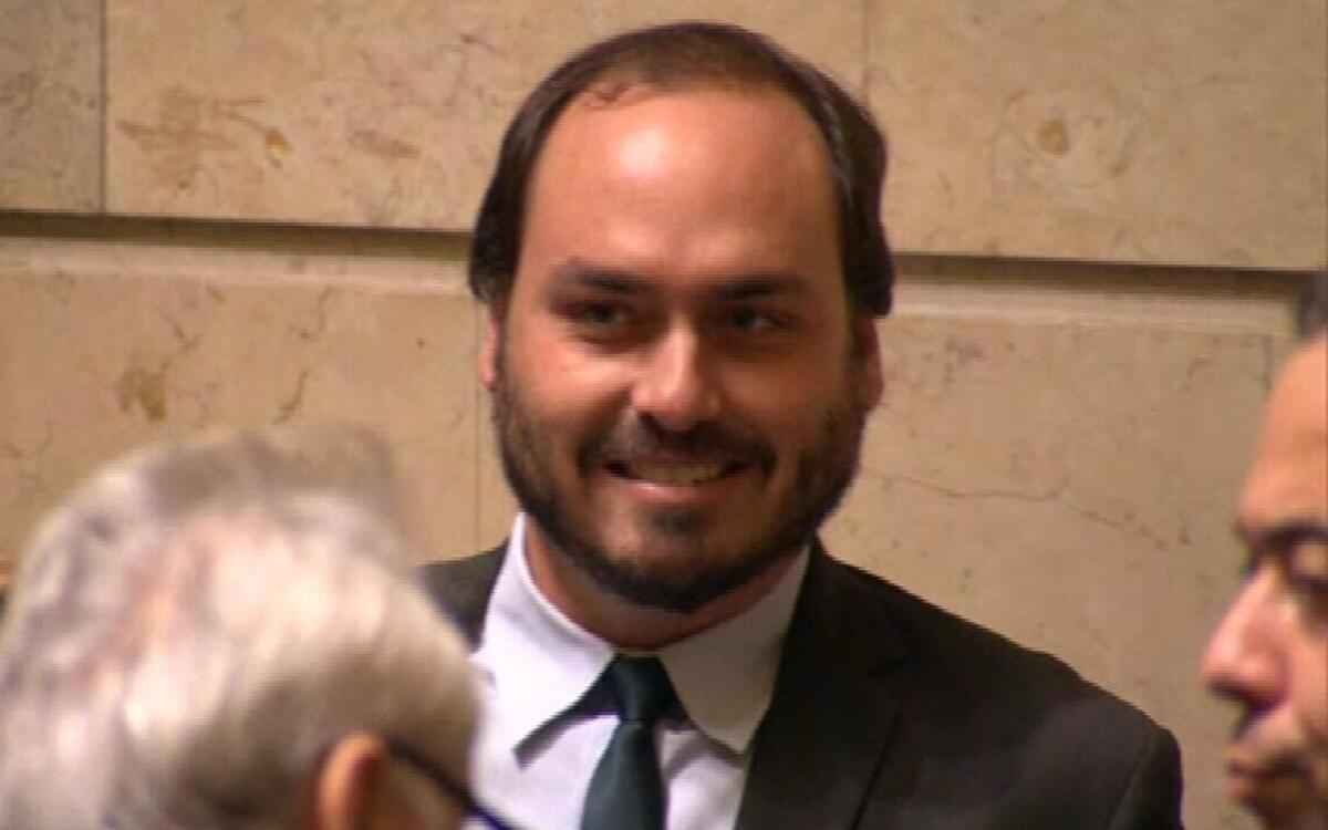 Carlos Bolsonaro quer investigação de Omar Aziz e Renan Calheiros no STF - REDES SOCIAIS/REPRODUÇÃO