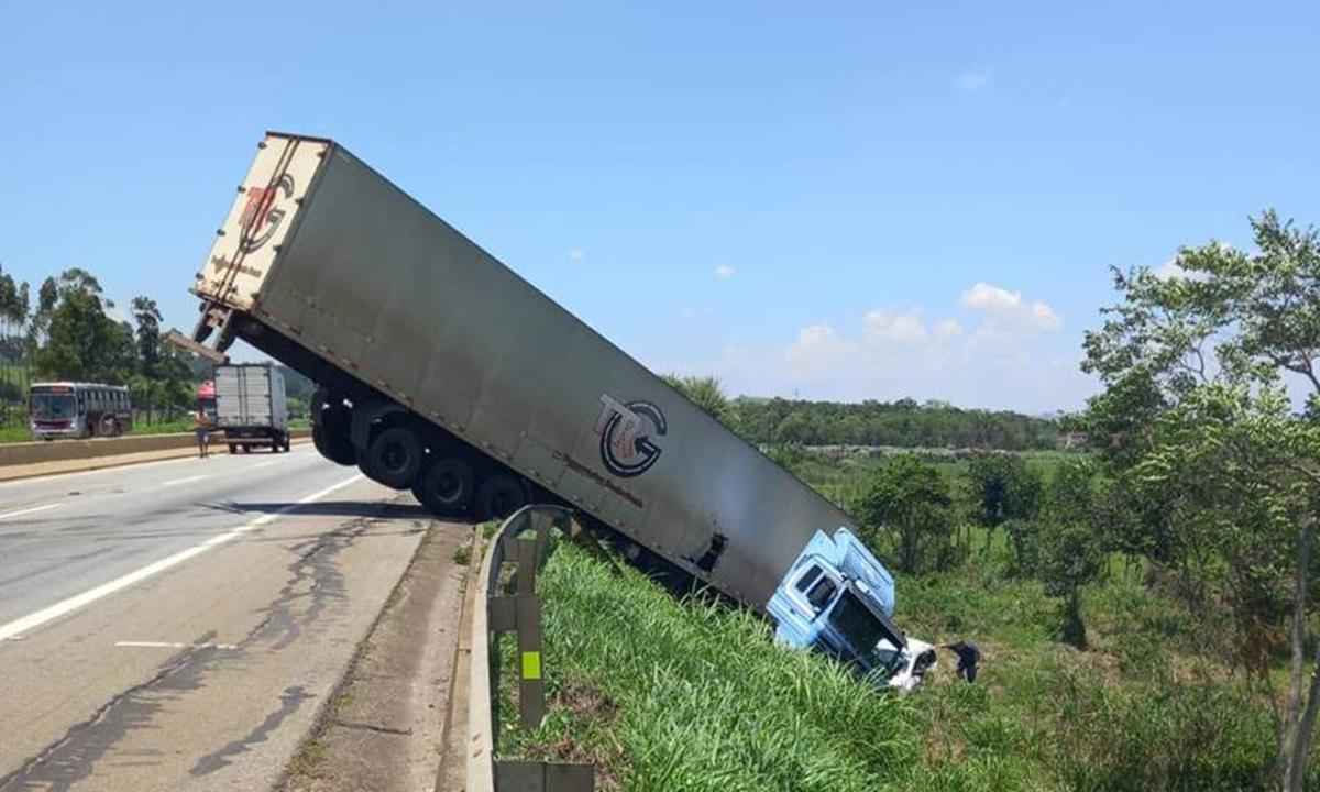 Carreta fica 'pendurada' na Fernão Dias em São Sebastião da Bela Vista - Redes sociais