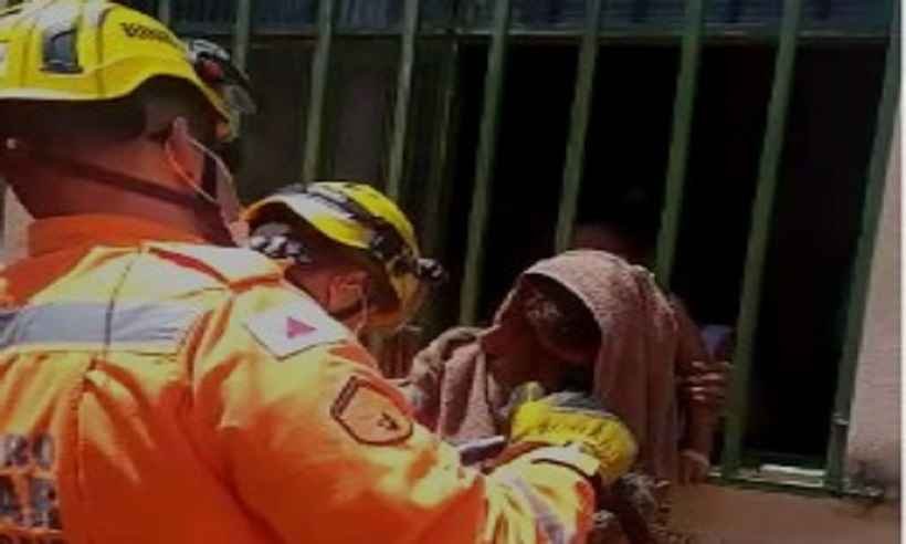 Bombeiros salvam criança que ficou com a cabeça presa em grade de janela - CBMMG/Divulgação 